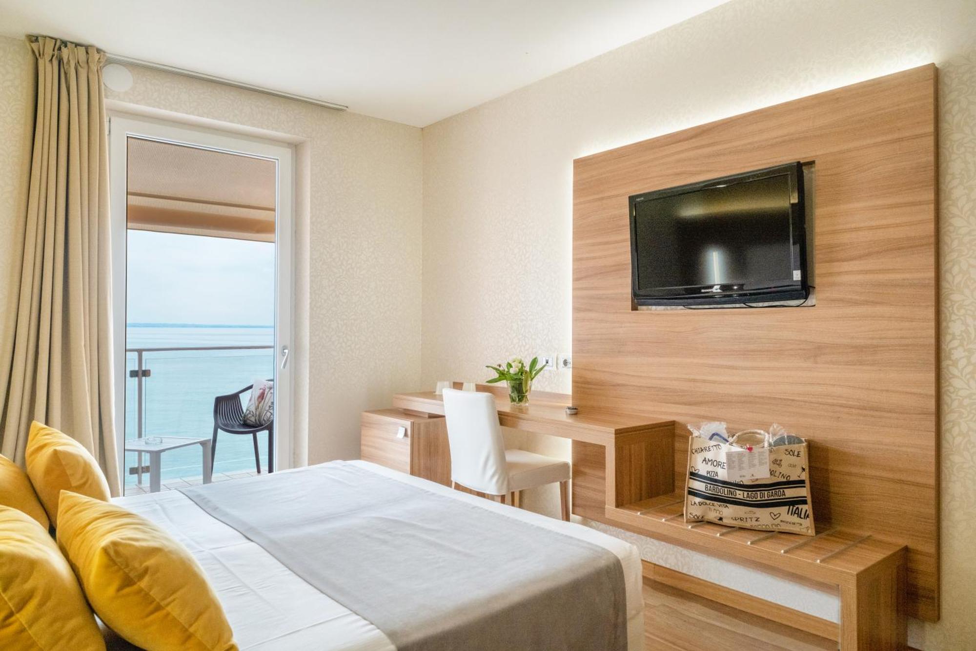 Kriss Internazionale Hotel Бардолино Экстерьер фото